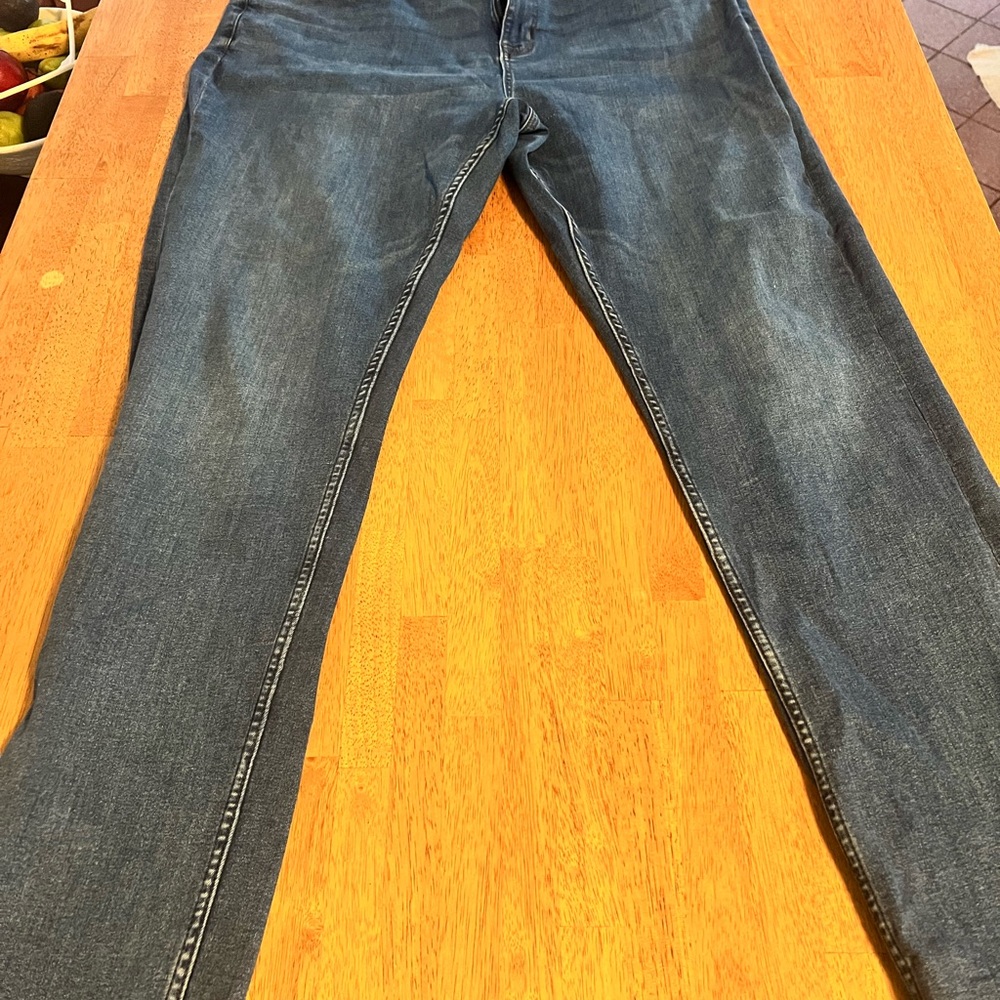Stylish Denim Straight-Leg Jeans for Men